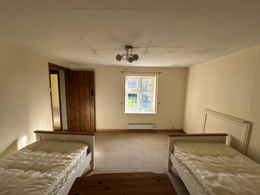 Lot: 135 - DETACHED COTTAGE FOR REFURBISHMENT ON 1.23 ACRES OF GROUNDS - Third Bedroom